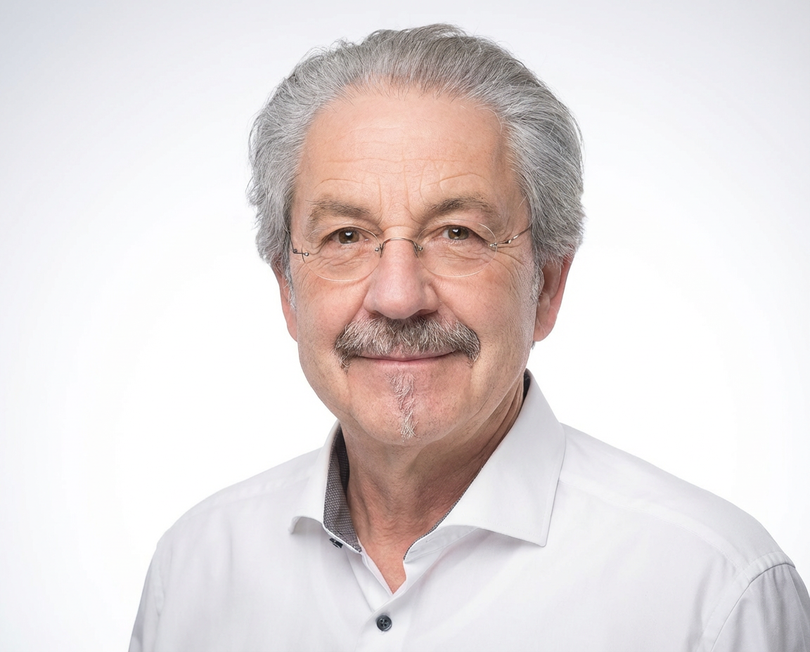 Dr. Volker Hartmann Dr. Volker Hartmann ist Facharzt für Anästhesie und Notfallmediziner aus Leidenschaft. Seit mehr als vier Jahrzehnten begleitet er Patient*innen sicher durch operative Eingriffe.