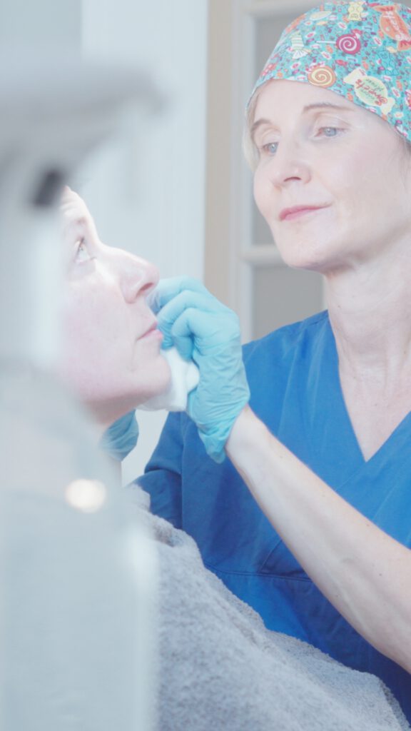 Frau Dr. Kleinschmidt führt die Behandlung mit Exosomen aus