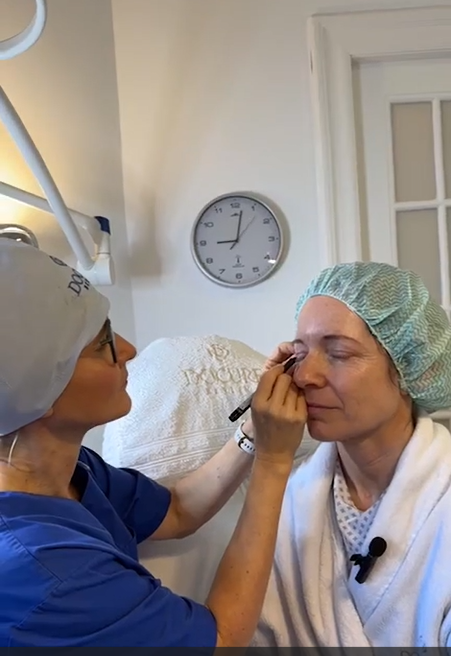 Dr. Annett Kleinschmidt bei der Lidstraffung-OP: Anzeichnen der Schnittführung